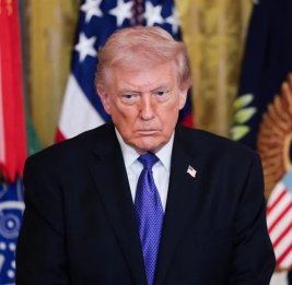 Трамп угощал конфетами своих соратников во время прощания с Грэмом