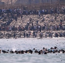 Запад заподозрил Марокко в организации наплыва мигрантов в Сеуту