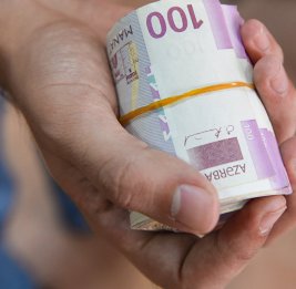 Азербайджанцы стали хранить в банках больше денег