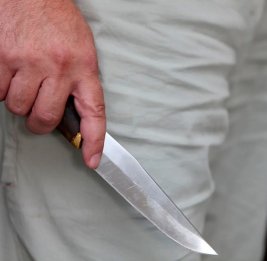 
В Подмосковье злоумышленник в камуфляже и маске напал на двух человек с ножом