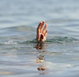 
В Бузовне двое утонули в море, 17-летнюю девушку удалось спасти
