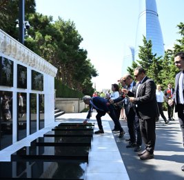 
Представители турецких медиа посетили Шехидляр хиябаны и Мемориал турецким воинам