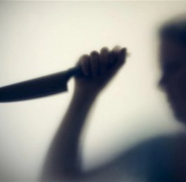 В Хырдалане мужчина нанес ножевые ранения своей жене, после чего покончил с собой