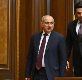 
Пашинян отказал Симоняну и ждет &laquo;жестких мер&raquo; от Москвы