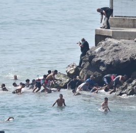 В Испании уволили сообщившую данные о числе мигрантов в Сеуте сотрудницу