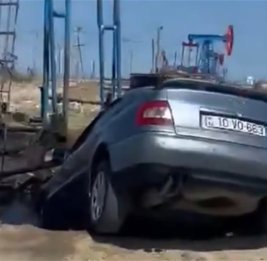 ЧП в Балаханы: Audi съехал в техническую яму на территории компании