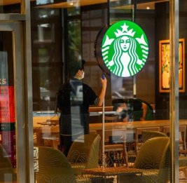 
В Южной Корее полиция провела обыск в штаб-квартире Starbucks из-за скандальной рекламы