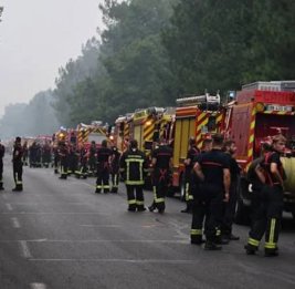 
Во Франции пожарная машина съехала с дороги и перевернулась, есть пострадавшие