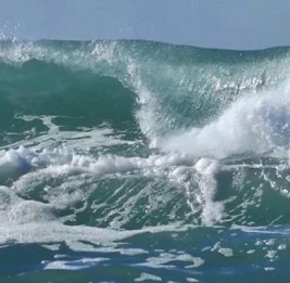 
МЧС призвало жителей Баку не купаться в море из-за сильного ветра