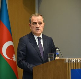 
Азербайджан продолжит оказывать гуманитарную помощь народу Украины - министр