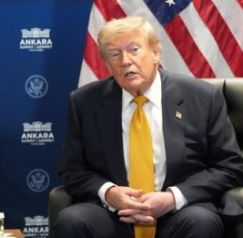 Трамп спас ребенка от падения со сцены и пошутил про Байдена