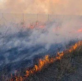 Пожар в двух селах Джебраильского района: МЧС приняло меры