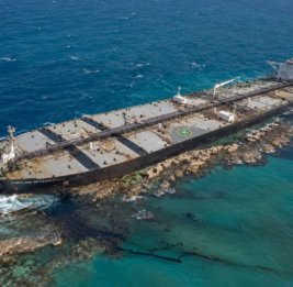 У побережья Омана произошла утечка нефти из тонущего танкера