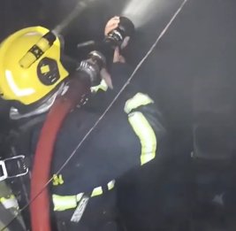 
На проспекте Бабека в Баку загорелся автосалон