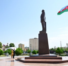 Президент Ильхам Алиев посетил памятник Общенациональному лидеру, установленный в центре города Нахчыван
