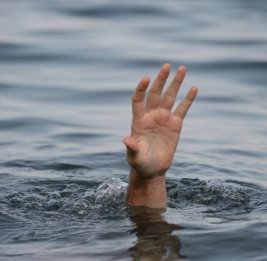 На бульваре в Баку спасли тонувшего в море мужчину
