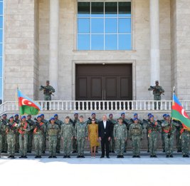 Президент Ильхам Алиев принял участие в церемонии вручения боевых знамен новосозданным воинским частям коммандо в Отдельной общевойсковой армии