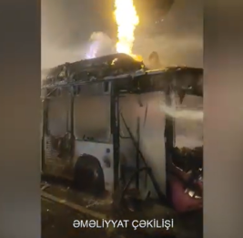 В Баку загорелся автобус