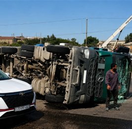 В Баку опрокинулась фура: дизельное топливо разлилось на дорогу