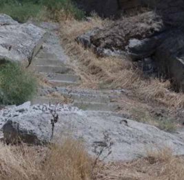 Угроза для школьников: в Баку рушится лестница над обрывом