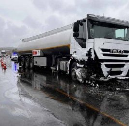 Фура врезалась в ограждение в Гёранбойском районе: на дорогу вылилась тонна топлива
