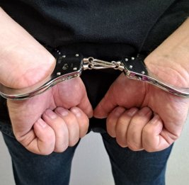 Обвиняется в получении взятки