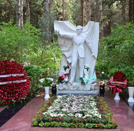 В день рождения незабываемого певца Муслима Магомаева почтена его память на Аллее почетного захоронения