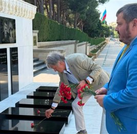 Виктор Ющенко посетил Аллею шехидов и почтил память национального героя Азербайджана