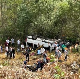 В Турции микроавтобус улетел в кювет, не выжили четыре человека