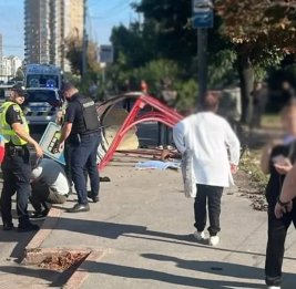 
В Киеве автомобиль въехал в остановку с людьми, есть погибшие