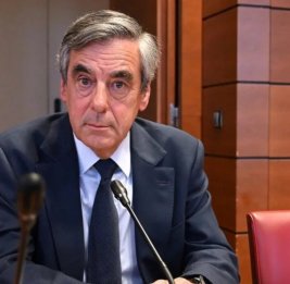 
Макрон лишил экс-премьера Франции звания кавалера Ордена Почетного легиона
