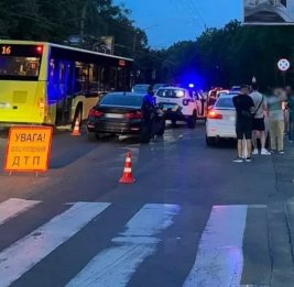 
Во Львове двое автомобилистов сбили отца и ребенка на пешеходном переходе