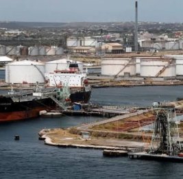 Нефть застряла в портах: венесуэльские танкеры ждут до 30 дней
