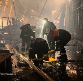 
Число погибших в результате дроновой атаки по торговому центру в Кривом Роге достигло 16, девять человек пропали без вести
