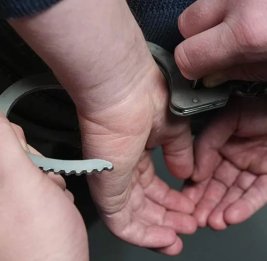 
В Баку двое мужчин украли электрооборудование с места работы