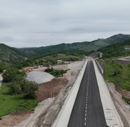 
Завершены работы на более чем половине дороги Кяльбаджар-Лачин, проходящей через горы