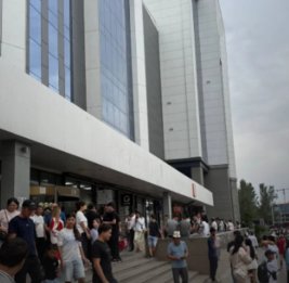 
В Бишкеке эвакуировали ТЦ после звонка о заложенной бомбе