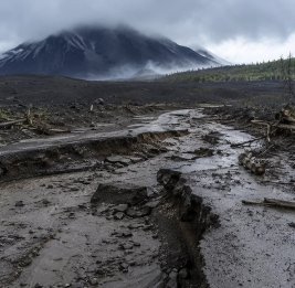 
Более 100 туристов оказались заблокированными на Камчатке из-за размыва проезда