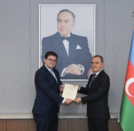 
Посол Австрии вручил копии верительных грамот Джейхуну Байрамову