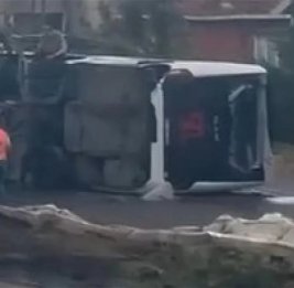 В Стамбуле перевернулся служебный автобус, пострадали 18 человек