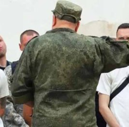 В России жители создали уличные патрули, чтобы не дать мужчинам попасть на войну в Украине