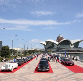 На бульваре проходит выставка классических автомобилей