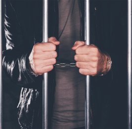 Тюрьмы Франции трещат по швам