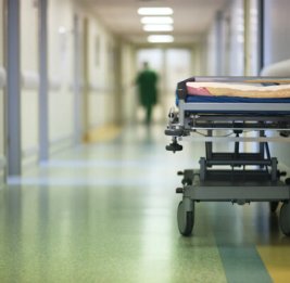 В Румынии десятки туристов отравились в гостинице на побережье