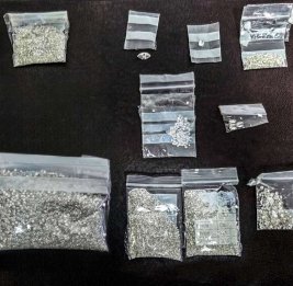 
В аэропорту Баку изъяли контрабандные бриллианты в 654,9 карата