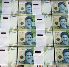 В Иране мужчина обменял несколько килограммов риалов на $300
