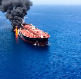 
Один из трех иранских танкеров, атакованных США, затонул в Оманском заливе