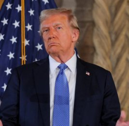 
FT: Рейтинг Трампа упал до рекордно низкого уровня