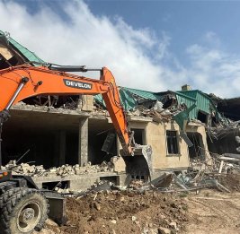 В Баку начали снос трех незаконных построек