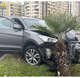 
В Сумгайыте автомобиль врезался в фонарный столб